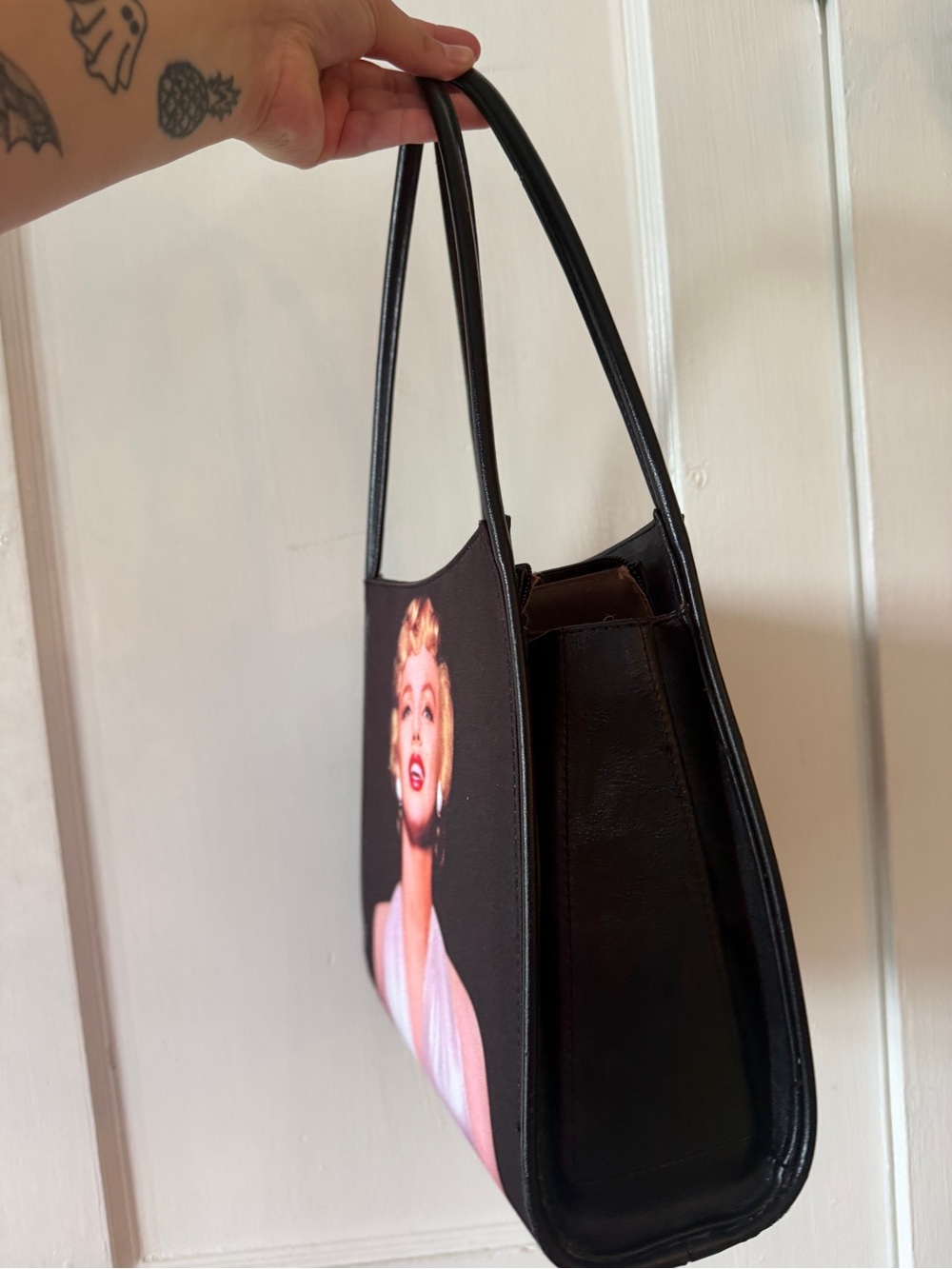 Marilyn Monroe Black Portrait-Print Shoulder Bag - Picture 11 of 13